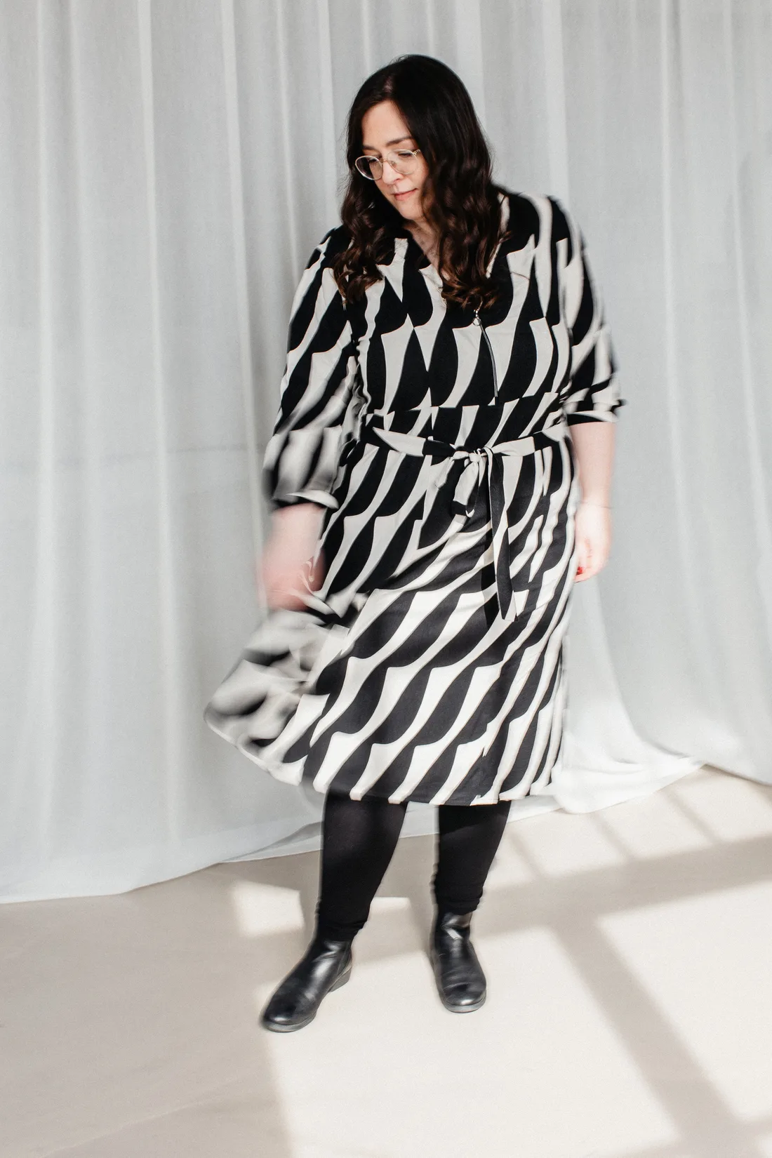 Anne in einem gemusterten Kleid, in Bewegung